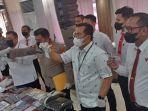 press-conference-kasus-skimming-bank-sulutgo-di-mapolda-sulawesi-utara.jpg