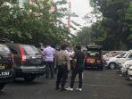 pria-tergeletak-ditutupi-kardus-di-depan-ruko-warga-sempat-dengar-suara-tembakan.jpg