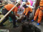 proses-evakuasi-keluarga-yang-masuk-ke-septic-tank-di-bondowoso.jpg