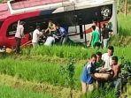 proses-evakuasi-korban-kecelakaan-bus-penumpang-yang-masuk-jurang-sedalam-15-meter.jpg