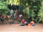 proses-evakuasi-penumpang-mobil-yang-terjun-ke-sungai-di-slaubarani.jpg