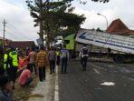 proses-evakuasi-truk-box-angkut-minuman-kaleng-terguling.jpg