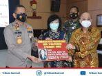proses-penyerahan-bantuan-dana-rp-2-triliun-dari-keluarga-alm-akidi-tio.jpg