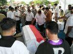 prosesi-pemakaman-mantan-bupati-mitra-telly-tjanggulung.jpg