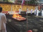 prosesi-sang-sin-yakni-mengantar-chou-kun-kong-sang-sin-ke-langit.jpg