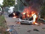 protes-penyaluran-bltwarga-nekat-bakar-mobil-wakapolres-jalan-provinsi-diblokade.jpg
