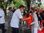pt-mns-wilmar-grup-dan-pemerintah-kota-bitung-menyerahkan-paket-bantuan-sembako-kepada-lansia.jpg