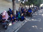 puluhan-pekerja-pt-dpi-bitung-minta-perlindungan-di-polres-bitung_20180514_201746.jpg