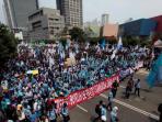 puluhan-ribu-buruh-dari-berbagai-daerah-memenuhi-ruas-jalan-thamrin.jpg