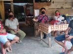 rafael-malalangi-dan-orang-tuanya-serta-keluarga-dekatnya-di-desa-pinapalangkow.jpg