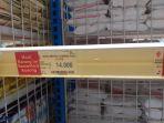 rak-minyak-goreng-di-freshmart-tikala-yang-kosong.jpg
