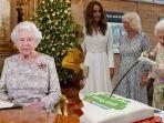 ratu-elizabeth-potong-kue-menggunakan-pedang.jpg