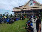 ratusan-mahasiswa-unima-demo-tolak-uu-cipta-kerja.jpg