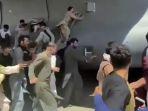 ratusan-orang-berlarian-ke-arah-pesawat-amerika-serikat-di-bandara-hamid-karzai-kabul-afghanistan.jpg