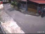 rekaman-cctv-yang-memperlihatkan-aksi-perampasan-handphone.jpg