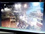 rekaman-cctv-yang-memperlihatkan-truk-fuso-menabrak-belasan-sepeda-motor.jpg
