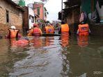 relawan-bpbd-ciamis-sedang-berada-di-lokasi-banjir-perumahan-jati-asih-bekasi-3473458.jpg
