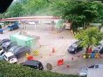 rem-blong-sebuah-truk-boks-pengangku-barang-alami-kecelakaan.jpg