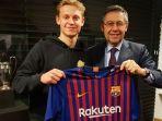 resmi-barcelona-rekrut-frenkie-de-jong-bisa-sampai-rp-138-triliun.jpg