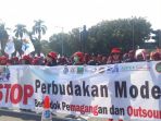 ribuan-buruh-memadati-area-sekitar-patung-kuda-gambir-jakarta-pusat-selasa-152018_20180501_115115.jpg