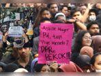 ribuan-mahasiswa-dari-berbagai-kampus-26236236.jpg