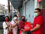 rio-dondokambey-salurkan-bantuan-pdip-di-kecamatan-wenang.jpg