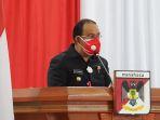 royke-octavian-roring-saat-rapat-paripurna-di-kantor-dprd-minahasa-senin-3082021.jpg