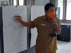 rudy-theno-kepala-dinas-pupr-kota-bitung-ketika-memberikan-penjelasan.jpg