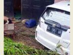 saat-kecelakaan-mobil-tabrak-kios-di-desa-nusa.jpg
