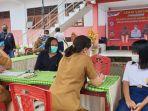 salah-seorang-pelajar-yang-didampingi-orangtua-menjalani-skrininghghghg.jpg