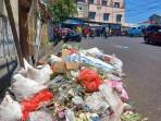 sampah-pasar-karombasan-senin-manado-sulut-13-oktober-2025.jpg