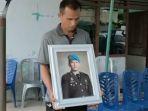 samuel-hutabarat-menunjukkan-foto-brigadir-j-yang-meninggal-kasus-penembakan.jpg