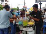 sandi-salah-seorang-penjual-cilok-di-jalan-pierre-tendean-nampak-sibuk-melayani-pembeli.jpg