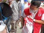 sandiaga-uno-salurkan-bantuan-keburuh-korban-phkdi-tengah-pandemi-virus-corona.jpg