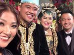 sarwendah-dan-ruben-onsu-berfoto-dengan-kahiyang-ayu-dan-bobby-nasution_20171109_102557.jpg
