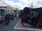 sebuah-truk-terguling-di-perempatan-sirongge-kecamatan-purbalingga-kabupaten-purbaiingga-kamis-pagi.jpg