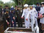 sehari-jelang-hut-ke-74-tni-danlanfamal-viii-ziarah-ke-tmp.jpg
