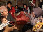 sejumlah-dermawan-saat-mengunjungi-keluarga-sapriadi-dan-lena-yang-tinggal-bersama.jpg