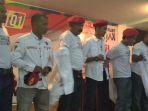 sejumlah-eks-anggota-membuka-baju-dan-baret-gerakan-relawan.jpg