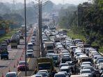 sejumlah-kendaraan-menuju-puncak-terjebak-macet-458548.jpg