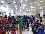sejumlah-pertokoan-pakaian-di-pasar-45-ramai-warga-turun-gunung-berburu-pakaian.jpg