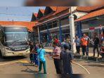 sejumlah-peserta-berusaha-menarik-bus.jpg