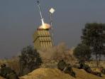 sejumlah-tentara-israel-berlindung-saat-iron-dome-meluncurkan-rudal.jpg