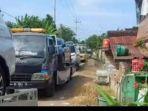 sejumlah-truk-towing-membawa-mobil-mobil-baru-5566.jpg