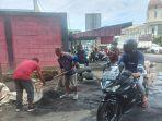 sejumlah-warga-dengan-sukarela-bergotong-royong-bantu-tim-helm-merah.jpg