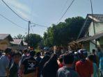 sejumlah-warga-melihat-pesawat-yang-jatuh-di-desa-kubang-raya-5757.jpg