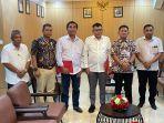 sekda-bitung-ir-ign-rudy-theno-st-mt-menyerahkan-surat-keputusan-wali-kota.jpg