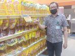 sekretaris-dpd-aprindo-sulut-robert-najoan-memperlihatkan-stok-migor-kemasan-hgjghjg.jpg