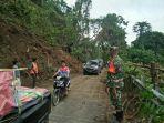 sempat-tertutup-longsor-jalan-trans-sulawesi-di-desa-sampiro-akhirnya-terbuka-1.jpg