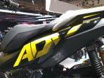 sentuhan-kustom-di-bodi-samping-honda-adv150.jpg